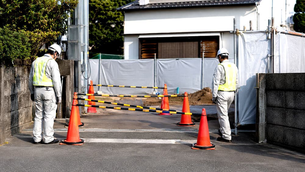 工事現場でコーンバーを使い立入禁止エリアを区切るイメージ