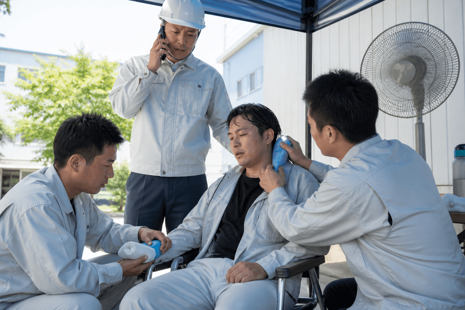 体調不良者を作業から離脱させ日陰で冷却する訓練イメージ