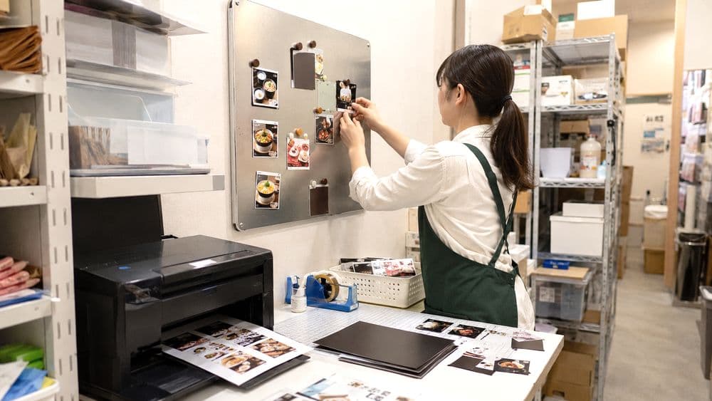 インクジェットプリンタでマグネットPOPを印刷するイメージ