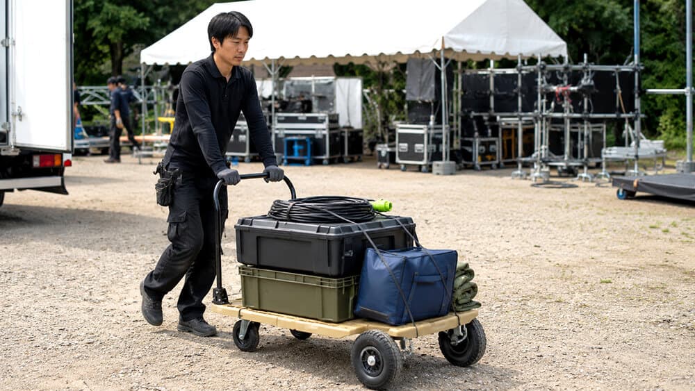 屋外の悪路でカルティオビッグ オフロードを使う作業者