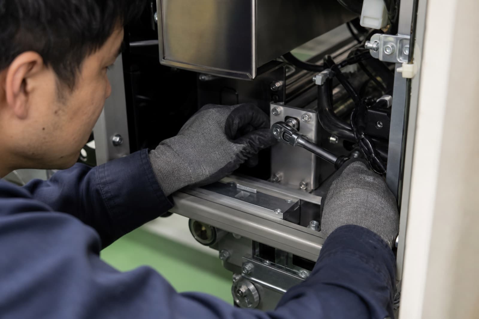 狭い場所のボルト締めを速くするには?