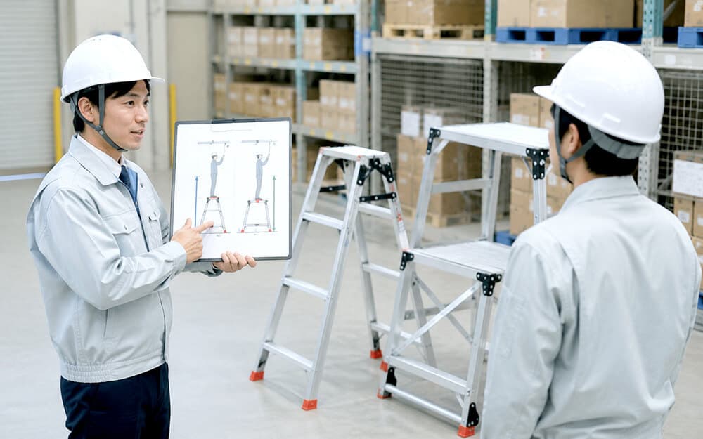 脚立の製品高さではなく作業者の足元高さを確認するイメージ
