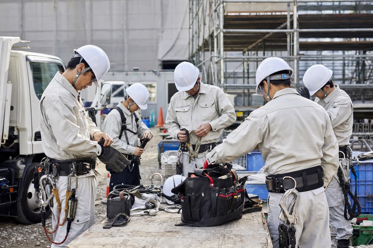 作業前に保護具や工具を点検するイメージ